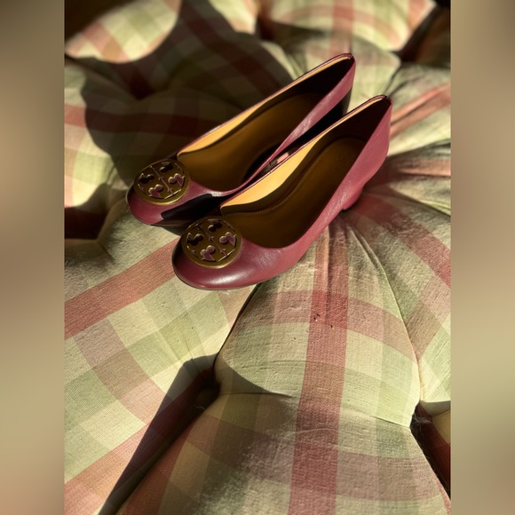 TORY BURCH JANEY 50 MM GOLD LOGO  PUMP HEEL RED AGATE 606 LEATHER  Sz 5 - Picture 2 of 6